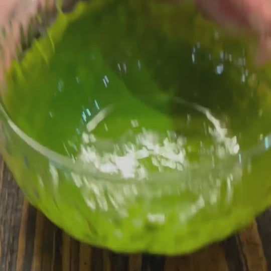 Yes Superfood Matchapowder rotating in a bowl, highlighting its fine texture and rich green color
